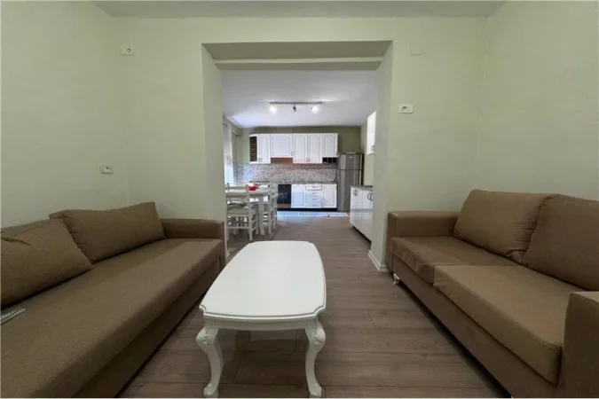 Tirane, jepet me qera 3+1 Kati 2, 100 m² 600 € (Apartament 3+1 me qira Xhamlliku!)