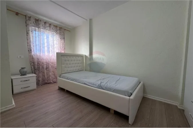 Tirane, jepet me qera 3+1 Kati 2, 100 m² 600 € (Apartament 3+1 me qira Xhamlliku!)