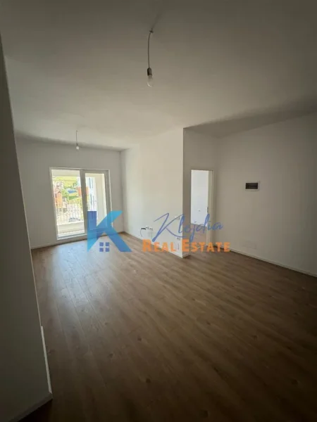 Tirane, jap me qera apartament 1+1+Ballkon Kati 6, 66 m² 400 € (1+1 per qira te Kompleksi Kaimi, Ali Dem)