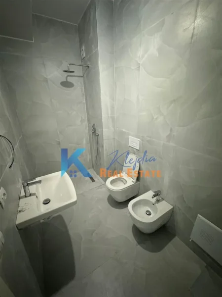 Tirane, jap me qera apartament 1+1+Ballkon Kati 6, 66 m² 400 € (1+1 per qira te Kompleksi Kaimi, Ali Dem)