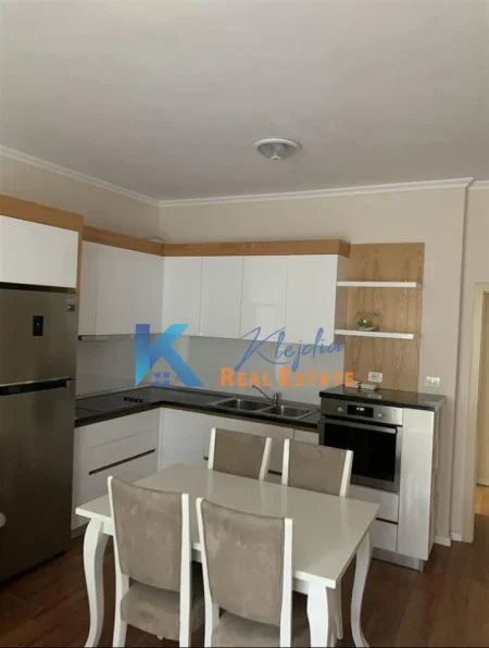 Tirane, jap me qera apartament 1+1+Ballkon Kati 1, 70 m² 600 € (Liqeni i Thate)