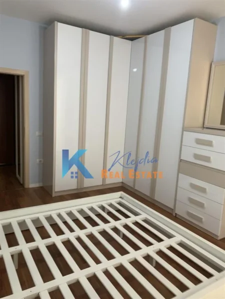Tirane, jap me qera apartament 1+1+Ballkon Kati 1, 70 m² 600 € (Liqeni i Thate)