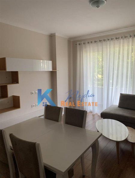 Tirane, jepet me qera apartament 1+1+Ballkon Kati 1, 70 m² 600 € (1+1 per qira te Liqeni i Thate)