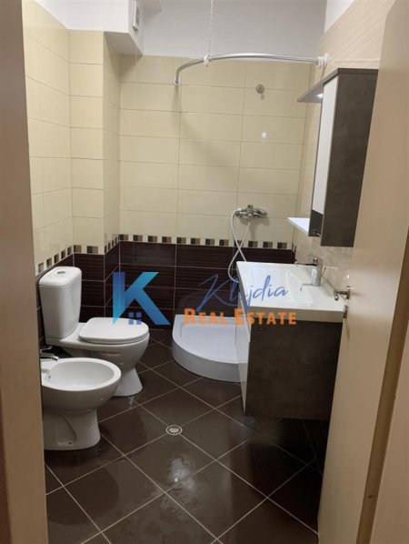 Tirane, jepet me qera apartament 1+1+Ballkon Kati 1, 70 m² 600 € (1+1 per qira te Liqeni i Thate)