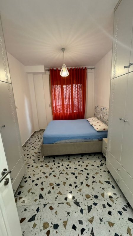 Tirane, jepet me qera apartament 1+1 Kati 1, 300 € (Pran spar 1 Ne Fresk)