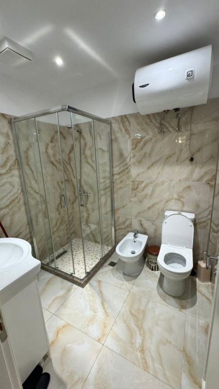 Tirane, jepet me qera apartament 1+1 Kati 1, 300 € (Pran spar 1 Ne Fresk)