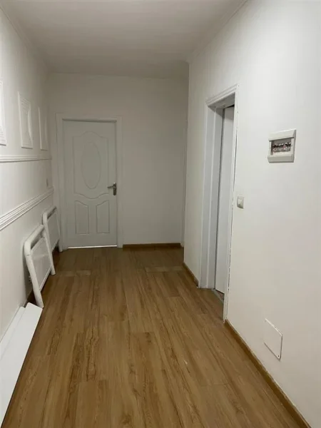 Tirane, jepet me qera zyre Kati 1, 60 m² 500 € (Komuna Parisit)