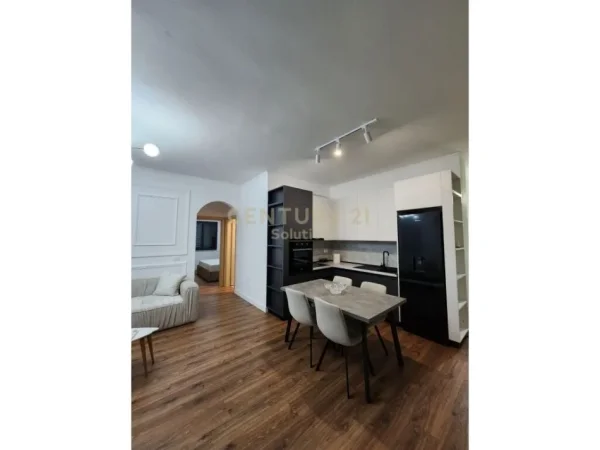 Tirane, jepet me qera apartament 2+1 Kati 8, 82 m² 500 € (yzberisht)