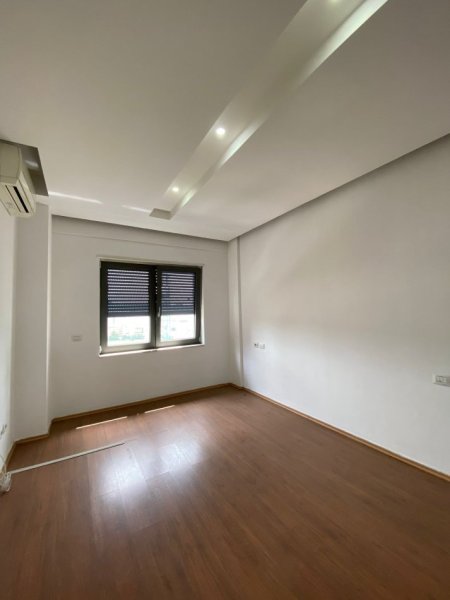 Tirane, jepet me qera apartament 3+1+Ballkon Kati 7, 135 m² 1.000 € (Zogu i Zi)