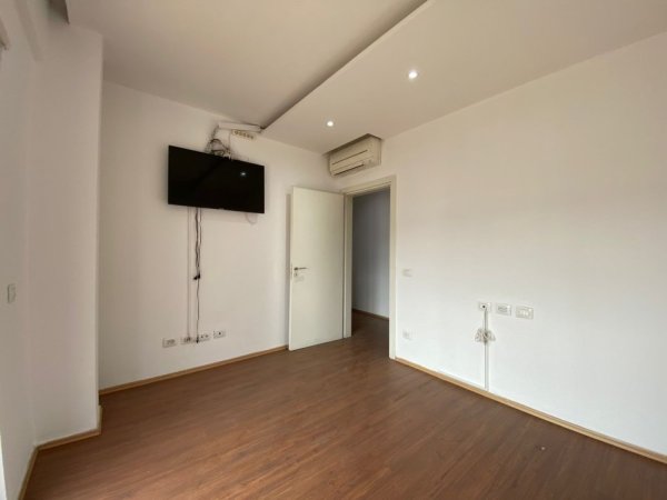 Tirane, jepet me qera apartament 3+1+Ballkon Kati 7, 135 m² 1.000 € (Zogu i Zi)