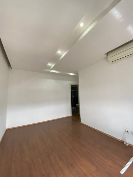 Tirane, jepet me qera apartament 3+1+Ballkon Kati 7, 135 m² 1.000 € (Zogu i Zi)