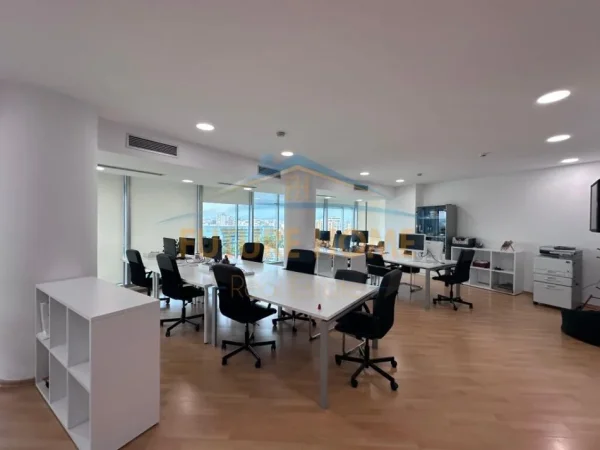 Tirane, jepet me qera zyre Kati 13, 251 m² 6.400 € (Bulevardi Bajram Curri)