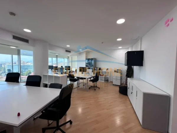 Tirane, jepet me qera zyre Kati 13, 251 m² 6.400 € (Bulevardi Bajram Curri)
