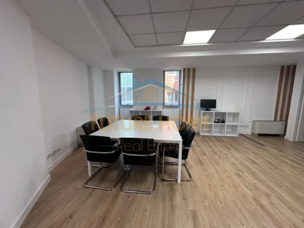 Tirane, jepet me qera zyre Kati 13, 251 m² 6.400 € (Bulevardi Bajram Curri)