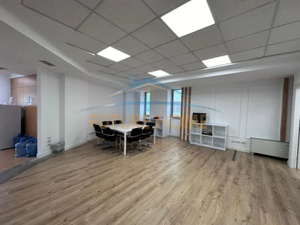 Tirane, jepet me qera ambjent biznesi Kati 13, 251 m² (Bulevardi deshmoret e kombit)