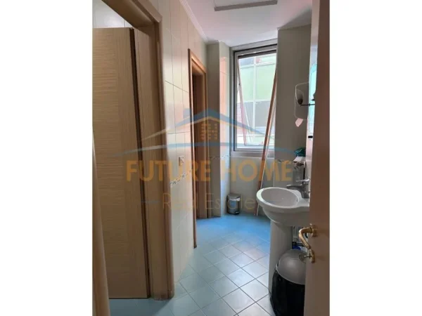 Tirane, jepet me qera ambjent biznesi Kati 13, 251 m² (Bulevardi deshmoret e kombit)