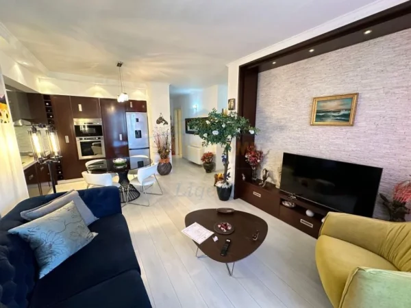 Tirane, shitet apartament 2+1+Ballkon Kati 5, 107 m² (Liqeni i Thate)