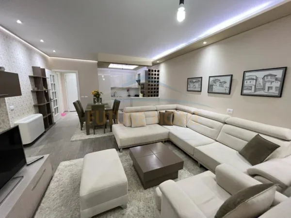 Tirane, jap me qera apartament 2+1+Ballkon Kati 5, 112 m² 1000 € (Rruga e kosovareve)