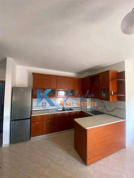 Tirane, jap me qera apartament 2+1+Ballkon Kati 3, 80 m² 500 € (Kinostudio)