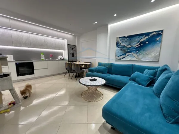 Tirane, shitet apartament 2+1+Ballkon Kati 6, (21 Dhjetori)