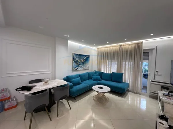 Tirane, shitet apartament 2+1+Ballkon Kati 6, (21 Dhjetori)