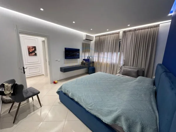 Tirane, shitet apartament 2+1+Ballkon Kati 6, (21 Dhjetori)