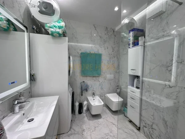 Tirane, shitet apartament 2+1+Ballkon Kati 6, (21 Dhjetori)
