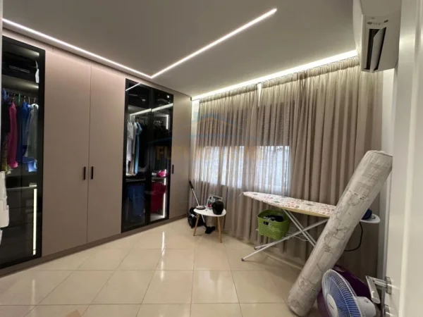Tirane, shitet apartament 2+1+Ballkon Kati 6, (21 Dhjetori)