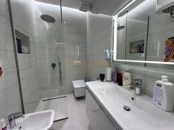 Tirane, shitet apartament 2+1+Ballkon Kati 6, (21 Dhjetori)