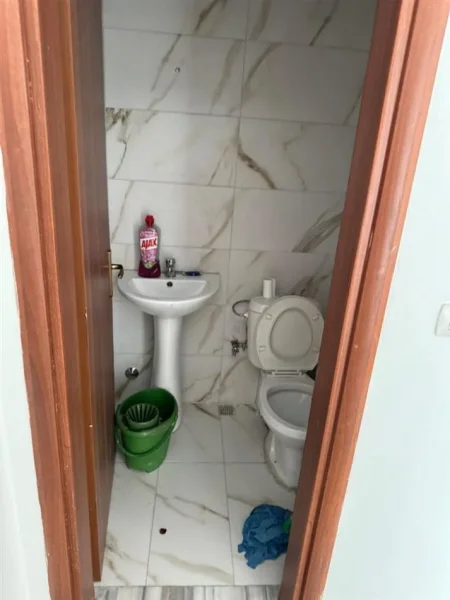 Tirane, jepet me qera zyre Kati 1, 60 m² 450 € (Rruga Teodor Keko)