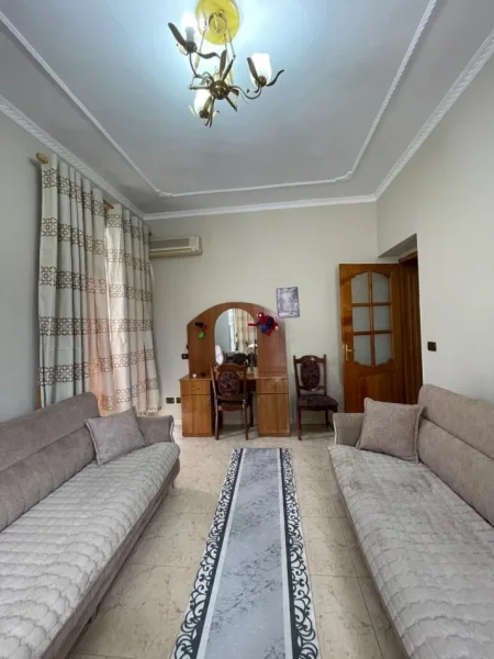 Tirane, jepet me qera 2+1 Kati 3, 85 m² 700 € (Prane Universitetit Ufo)