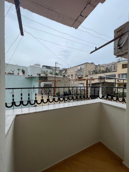 Tirane, jepet me qera 2+1 Kati 3, 85 m² 700 € (Prane Universitetit Ufo)