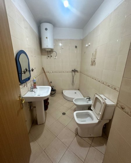 Tirane, jepet me qera apartament 1+1+Aneks+Ballkon Kati 3, 70 m² 390 € (Rr. Kavajes pas Globe)