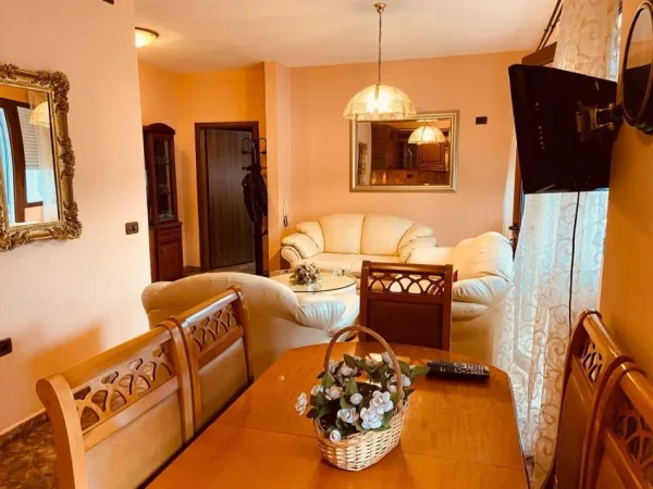 Tirane, jepet me qera apartament 1+1+Aneks+Ballkon , 70 m² 550 € (Garda, Bllok)