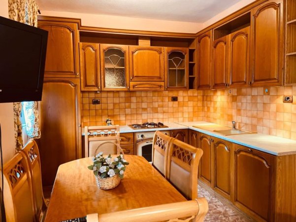 Tirane, jepet me qera apartament 1+1+Aneks+Ballkon , 70 m² 550 € (Garda, Bllok)