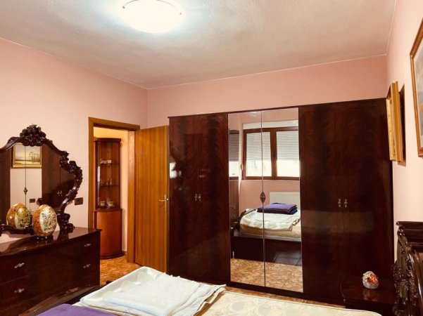 Tirane, jepet me qera apartament 1+1+Aneks+Ballkon , 70 m² 550 € (Garda, Bllok)