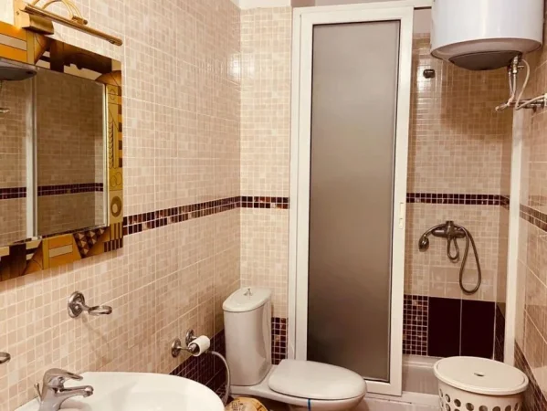 Tirane, jepet me qera apartament 1+1+Aneks+Ballkon , 70 m² 550 € (Garda, Bllok)