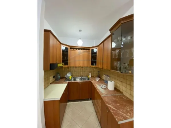 Tirane, jepet me qera apartament 2+1+Ballkon Kati 1, 100 m² 450 € (Kodra e Diellit)
