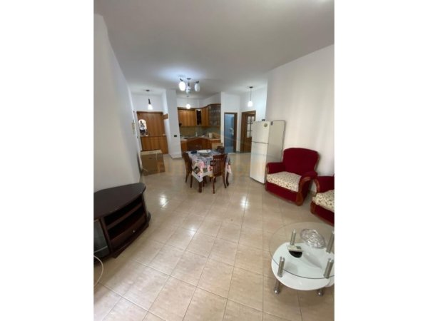Tirane, jepet me qera apartament 2+1+Ballkon Kati 1, 100 m² 450 € (Kodra e Diellit)