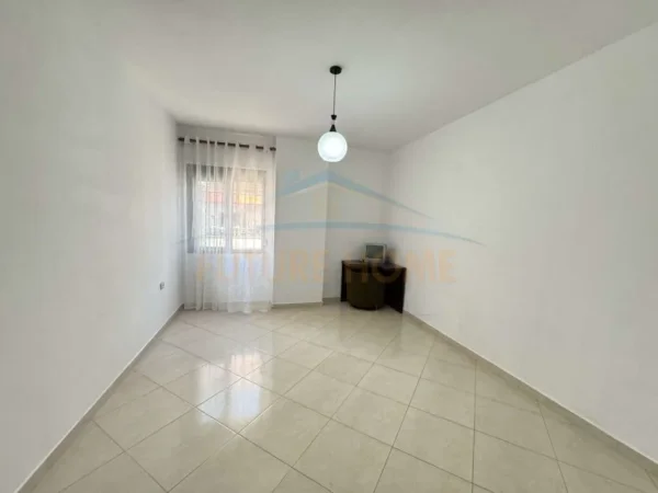 Tirane, jepet me qera apartament 2+1 Kati 5, 112 m² 470 € (Unaza e Re)