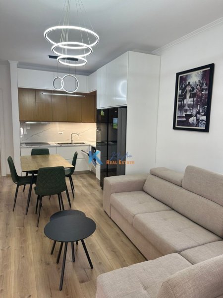 Tirane, jap me qera apartament 2+1+Ballkon Kati 6, 105 m² 650 € (Kinostudio)