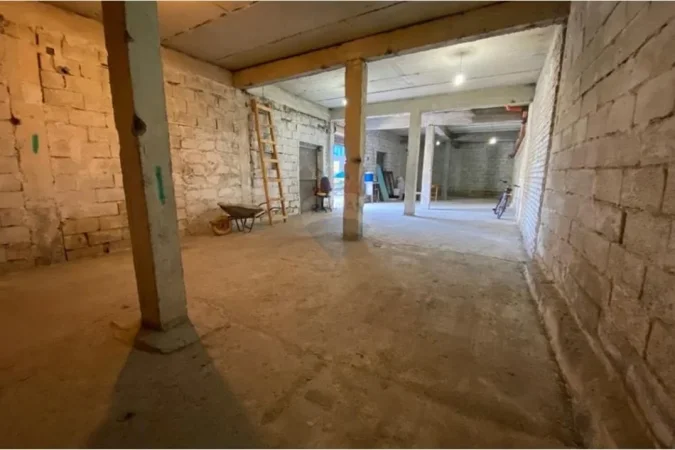 Tirane, jepet me qera magazine Kati 0, 130 m² 45.000 € (MAGAZINE PER QIRA TEK ALI DEMI)