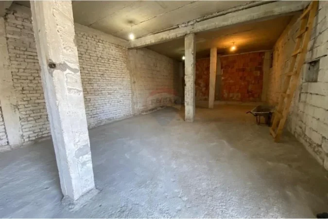 Tirane, jepet me qera magazine Kati 0, 130 m² 45.000 € (MAGAZINE PER QIRA TEK ALI DEMI)