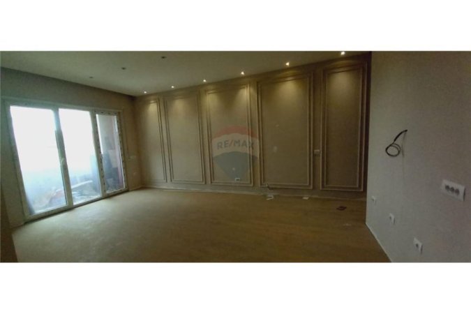 Tirane, jepet me qera zyre Kati 3, 110 m² 550 € (Jepet Ambjent Biznesi me Qira Kinostudio)