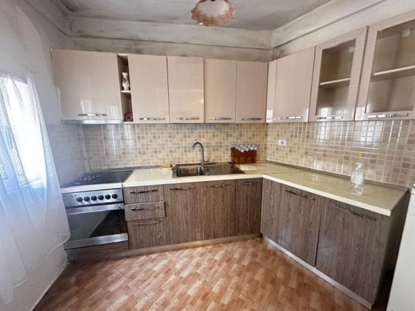 Tirane, jepet me qera 2+1 Kati 1, 80 m² 250 € (Perball Spitaleve, Allias)