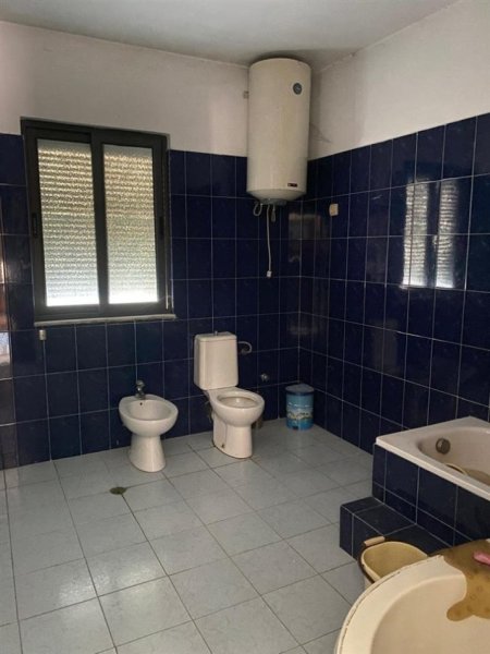 Tirane, jepet me qera Vile 3+1 Kati 3, 600 m² 1.600 € (Fresk)