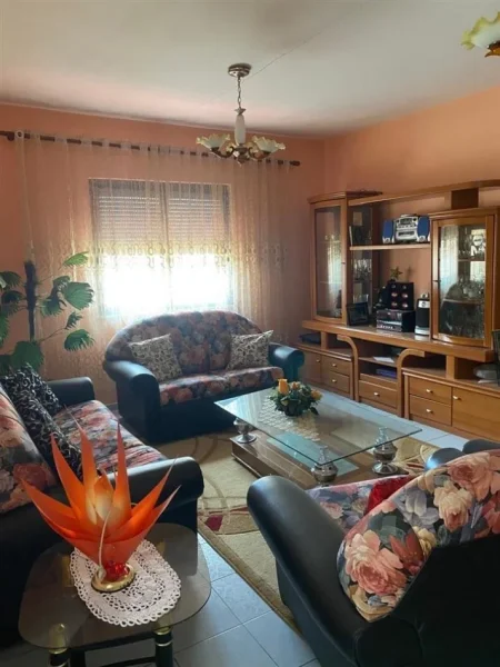 Tirane, jepet me qera Vile 3+1 Kati 3, 600 m² 1.600 € (Fresk)