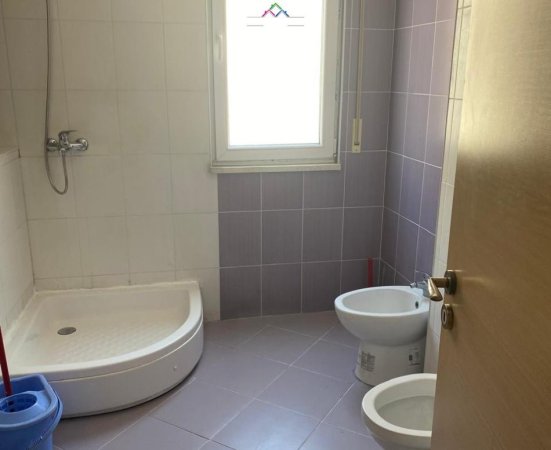 Tirane, jepet me qera apartament 2+1 Kati 4, 85 m² 450 € (rruga Bill Klinton)