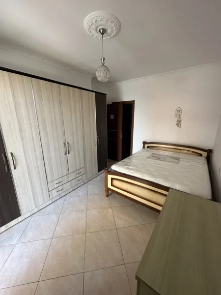 Tirane, jepet me qera apartament 2+1+Ballkon Kati 2, 100 m² 450 € (Rruga Loni Ligori, ish astiri, Tirane)