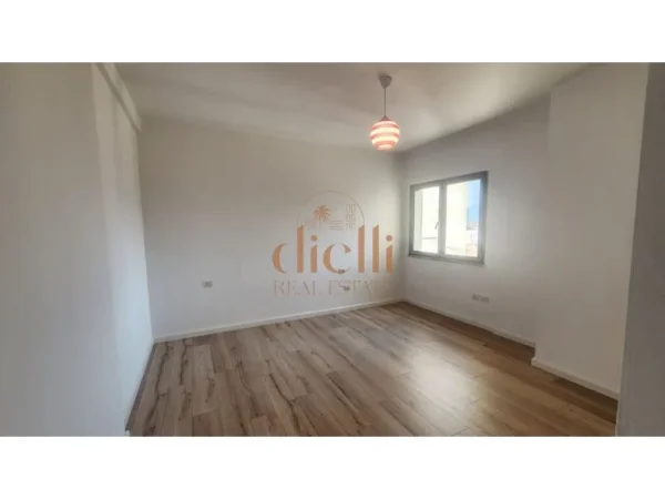 Tirane, shitet apartament 1+1+Ballkon Kati 8, 76,3 m² 155.000 € (Zogu I Zi)